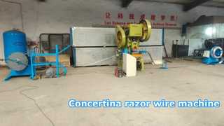 La machine de fabrication de fil barbelé accordéon est utilisée pour produire du fil barbelé rasoir.